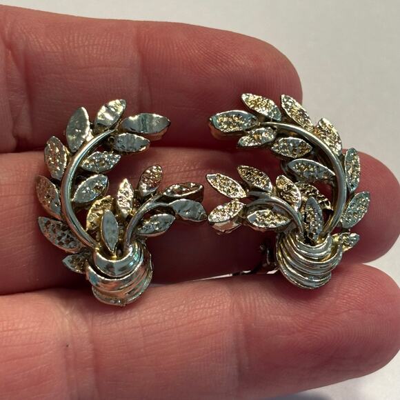 Vintage Vogue clip on earrings textured dimensional silvertone mid century - Picture 6 of 6